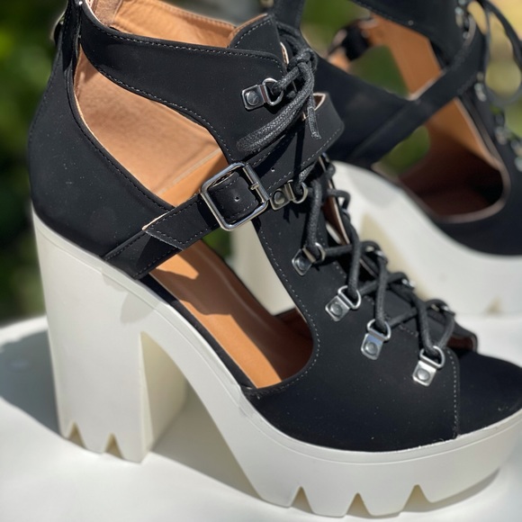 Qupid CRANK Black Lace Up Lug Sole Ultra Platform Bootie Heel Sandals - Picture 3 of 11